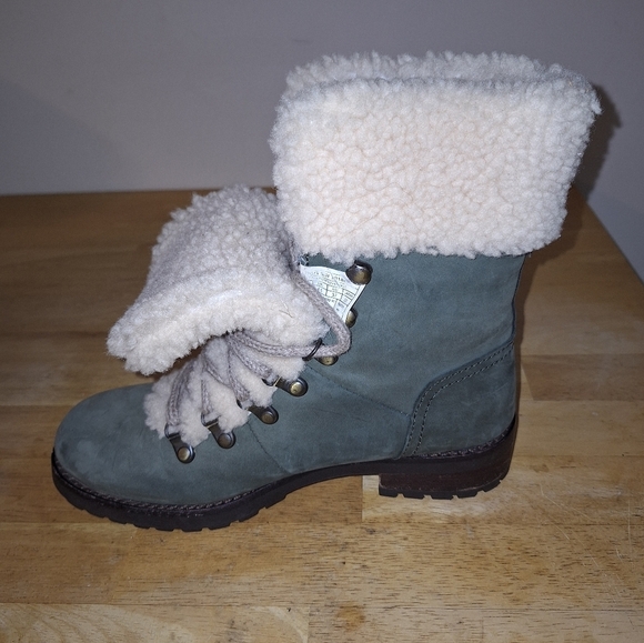 A pair of UGG Fraser Slate leather fur lined ankle boots in ladie's size 6. EUC - Picture 11 of 12